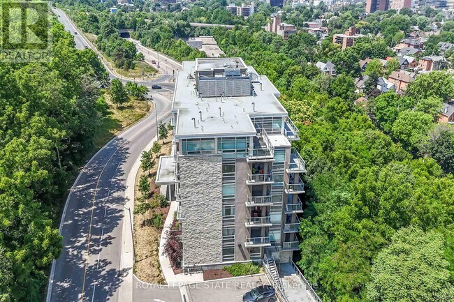 Photo du bâtiment - 455 Charlton Ave E