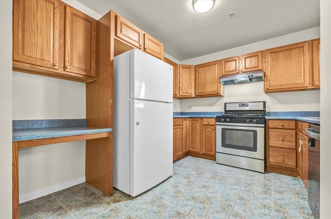 Building Photo - Quiet Gated Condo walkable to El Camino College