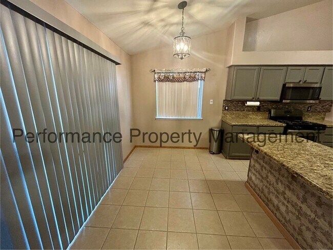 Foto del edificio - Stunning 4 Bed/2 Bath in S Bakersfield w/ ...