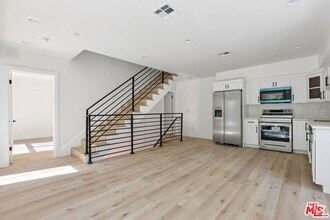 Building Photo - 2111 Holly Dr