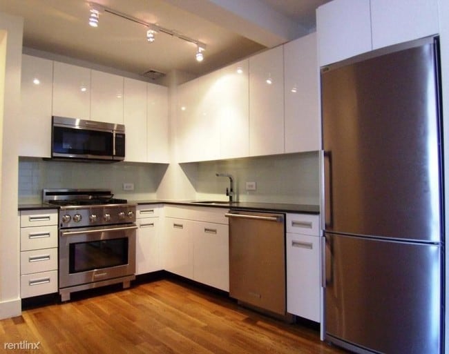 Building Photo - 201 E 69th St