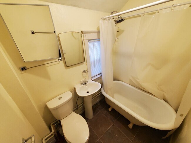 Foto del edificio - AVAILABLE JUNE 2025 - Great 4 Bed, 1 Bath in East Duluth!