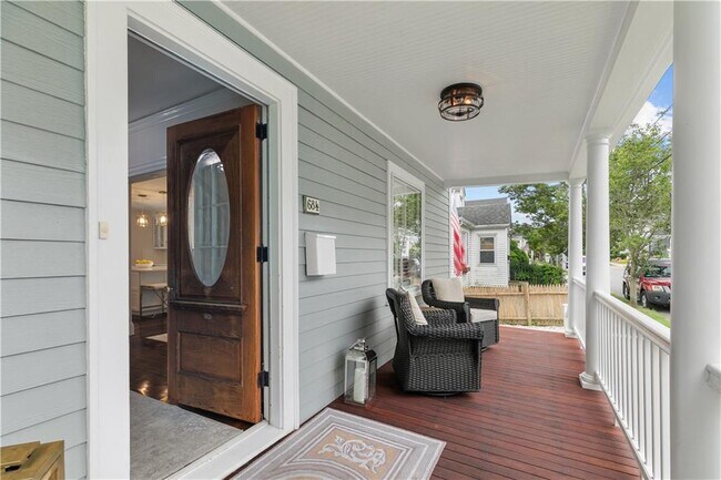 Foto del edificio - 68 1/2-62 Roseneath Ave