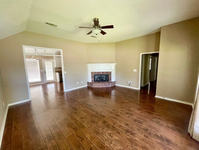 Building Photo - 3/2 For Rent in Brandon 047!