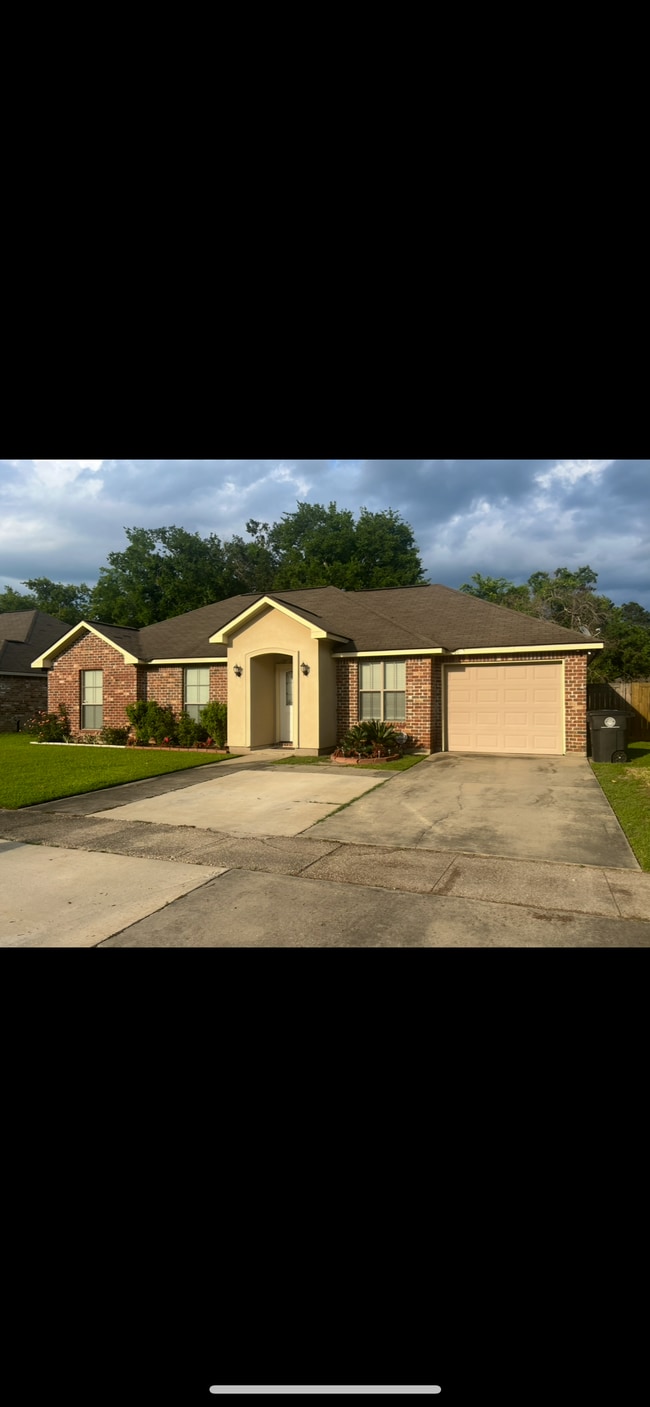 Building Photo - 5732 Benson Dr