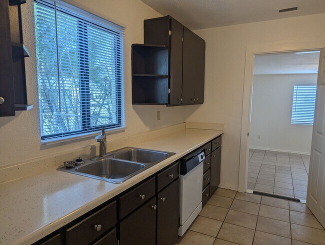 Foto del edificio - 835 W Tipton Dr