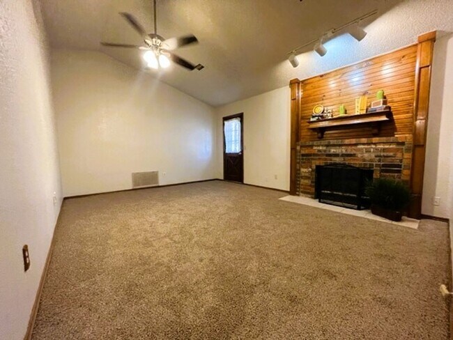 Foto del edificio - 2301 ne 10th, Moore, 3 bed, 2bath, 2 car g...