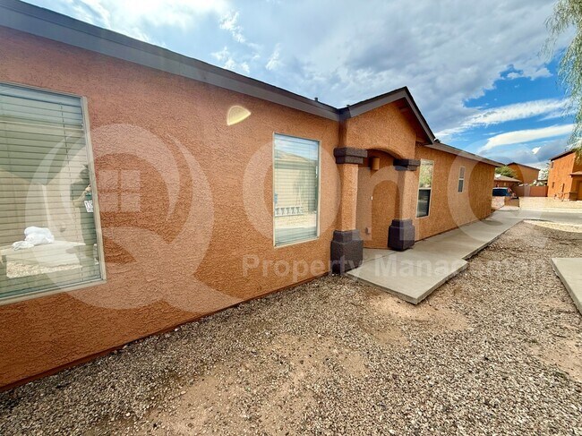 Foto del edificio - 2414 E Calle Lena Verde