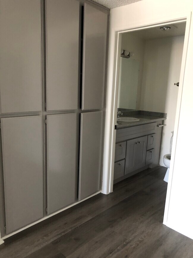 Foto del edificio - 1244 N Orange Dr