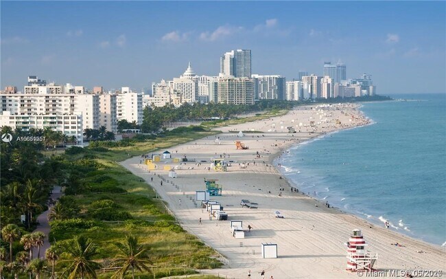 Building Photo - 821 Collins Ave