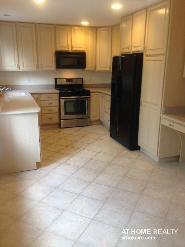 Building Photo - Spacious 4 Bed Right In Chestnut Hill