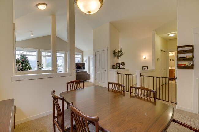 Foto del edificio - Beautiful open layout 2-level townhome!