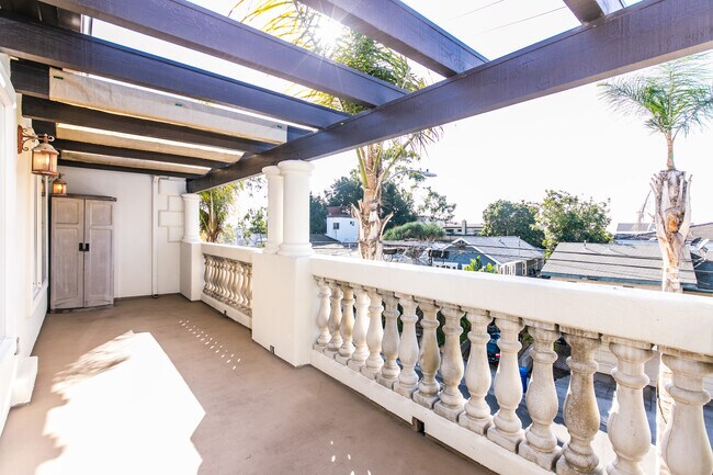 Amplia terraza con armario de almacenamiento adicional - 168 Ardmore Ave