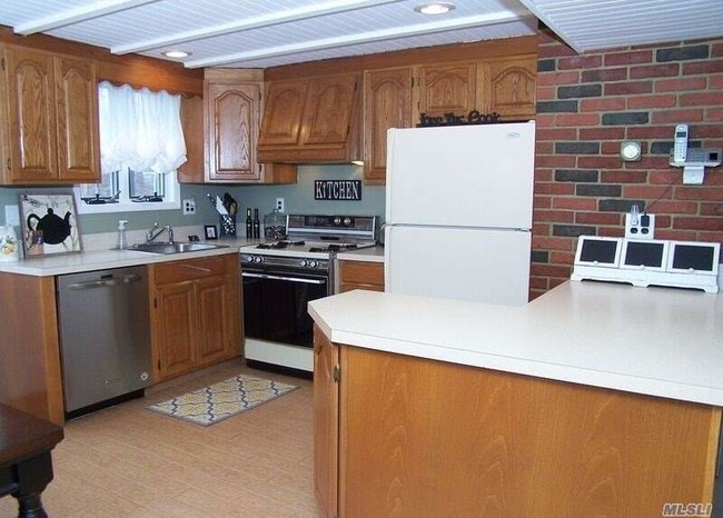 Building Photo - 10 Mayflower Ln