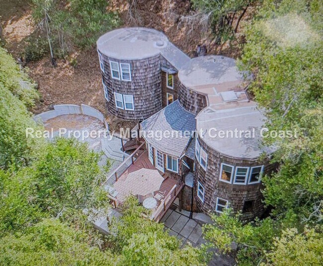 Building Photo - AVAILABLE NOW - 3 bedroom, 3 bath - Privat...