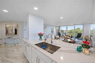 Building Photo - 669 NE Plantation Rd