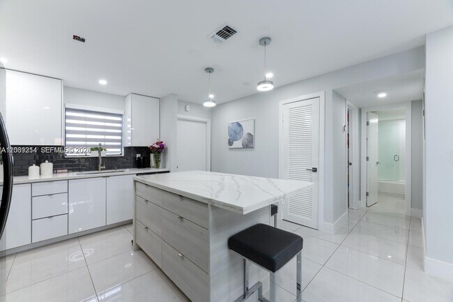 Foto del edificio - 3351 NW 85th Ave