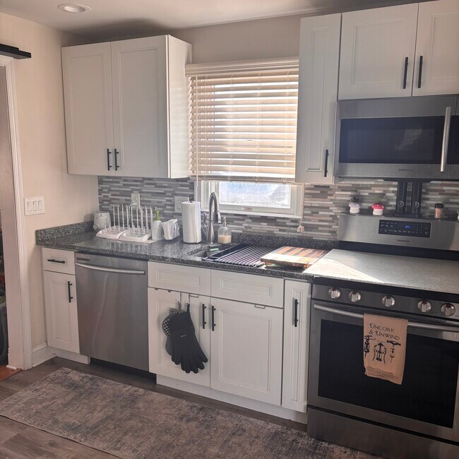 Foto del edificio - 466 Windsor Dr