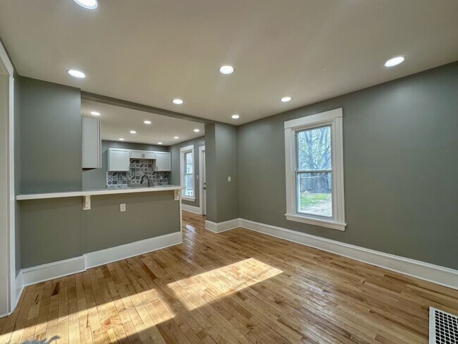 Building Photo - Spacious 4 Bedroom Home in Minneapolis!