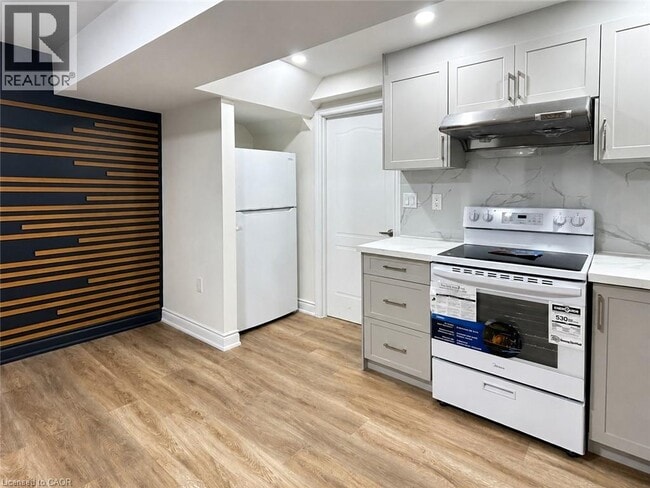 Building Photo - 423 Tealby Crescent