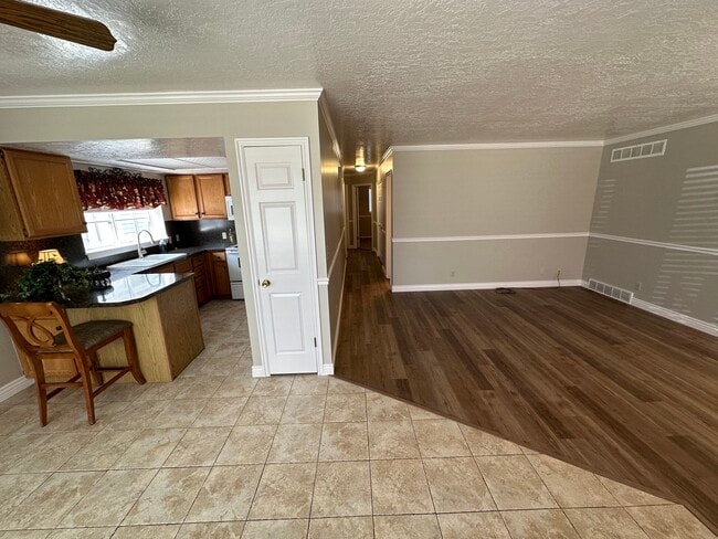 Building Photo - 5270 S 2800 W