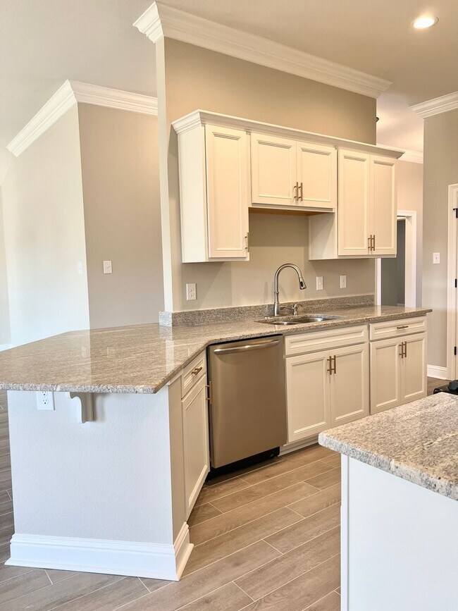 Building Photo - 3BED/2BATH Home for Lease in Silver Oaks S...