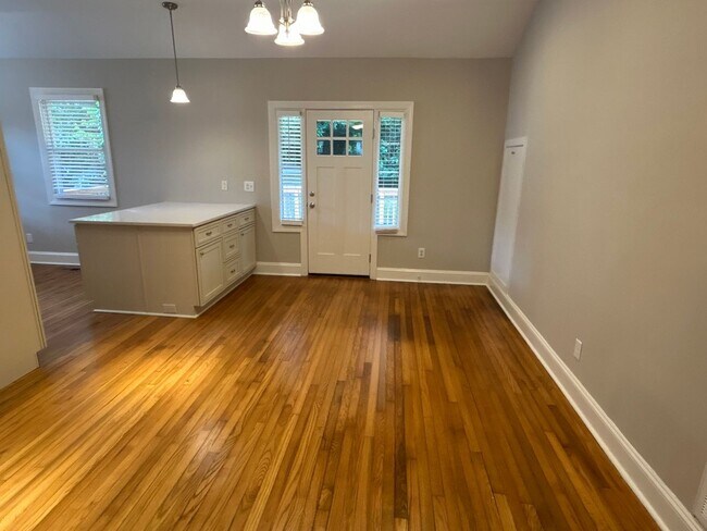 Foto del edificio - 3 Bedroom | 2 Bath Raleigh Home Inside the...