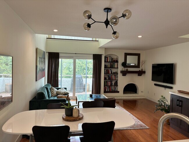 Foto del edificio - 10926 Bluffside Dr