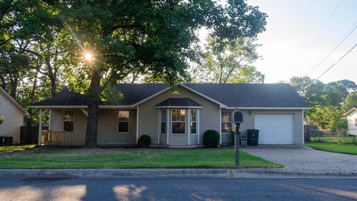 Primary Photo - 108 Mayfair Cove