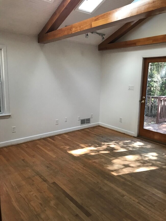 Foto del edificio - 1933 Kilburn Dr NE