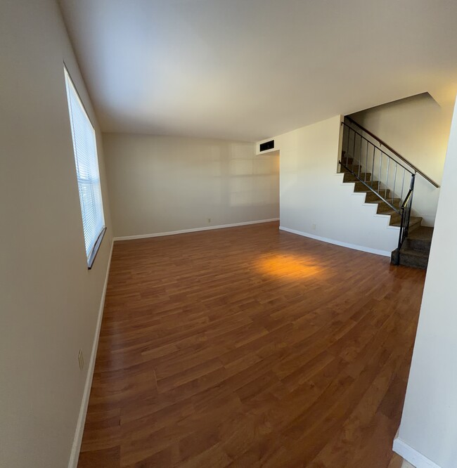 Building Photo - 121 E 14th Pl