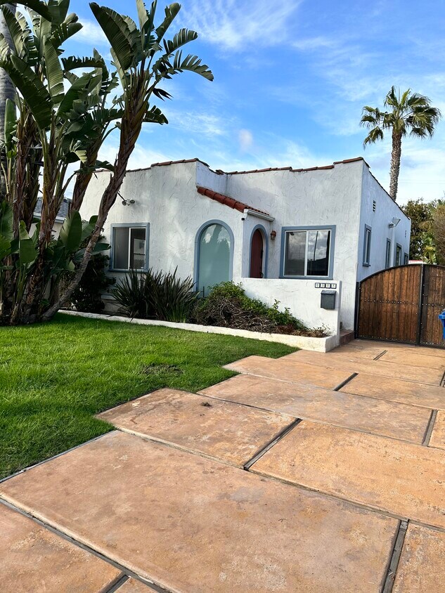Primary Photo - 4318 Grand View Blvd