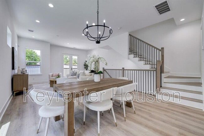 Building Photo - 2828 Versailles Oak Ln