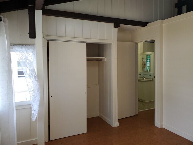 Foto del edificio - Spacious 2-bedroom, 1-bathroom unit with 1 covered parking stall!