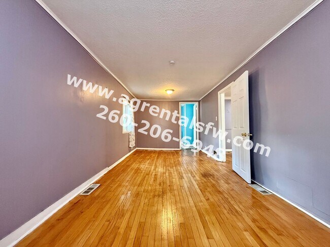Building Photo - 2122 Olladale Dr