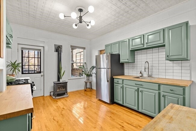 Building Photo - 536 E 3rd St