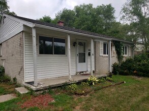 Building Photo - 682 Oswego Ave