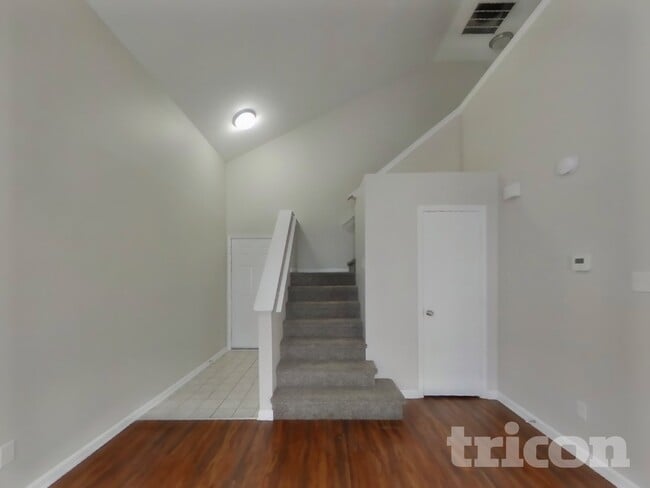 Building Photo - 1263 Crescent Dr