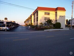 Building Photo - 1400 Tarpon Center Dr