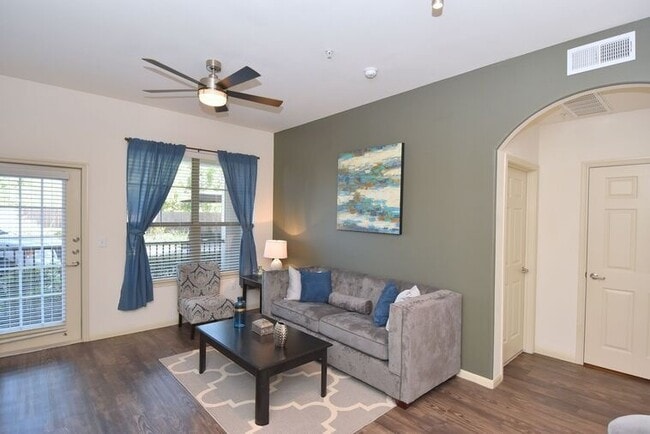 Building Photo - Convenience Meets Comfort in Houston