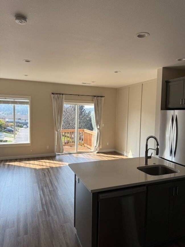 Foto del edificio - FREE RENT!! Newer South Salem Townhome - 2...