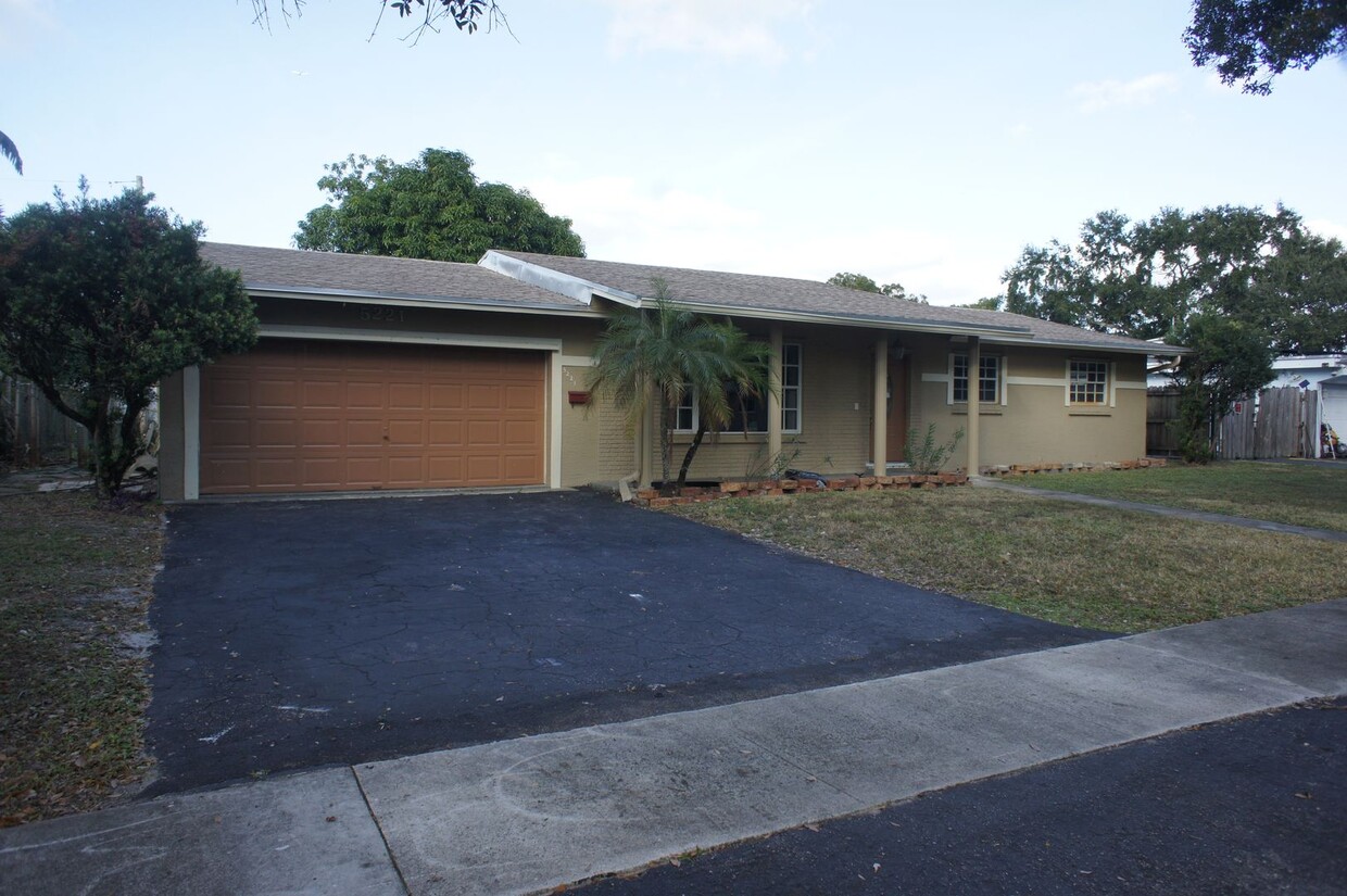 Foto principal - Great location close to parks and 595. les...