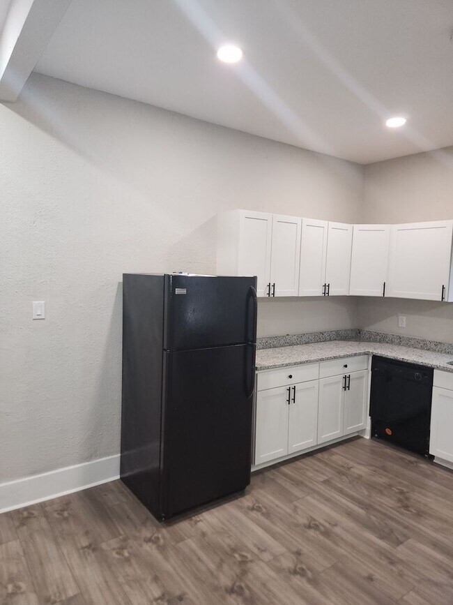 Foto del edificio - Quadplex - Remodeled 2 BR Unit Available Now.