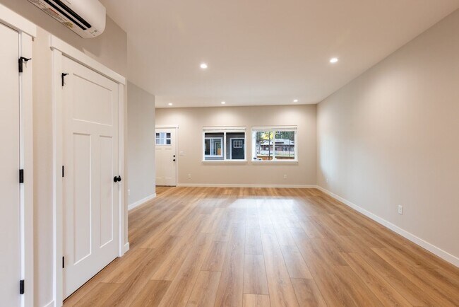 Foto del edificio - Newly Built 3 Bed, 2.5 Bath Cottage Homes with Free Wifi Internet