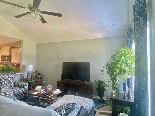 Foto del edificio - Spacious & Inviting 3-Bedroom Home with Fe...