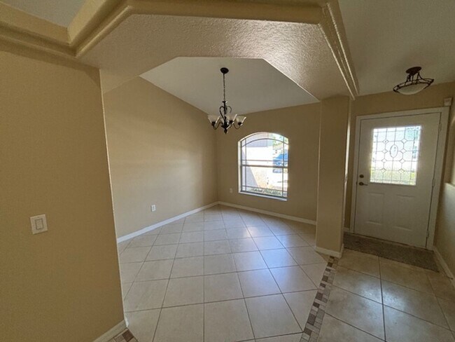 Foto del edificio - 14136 Spring Hill Dr