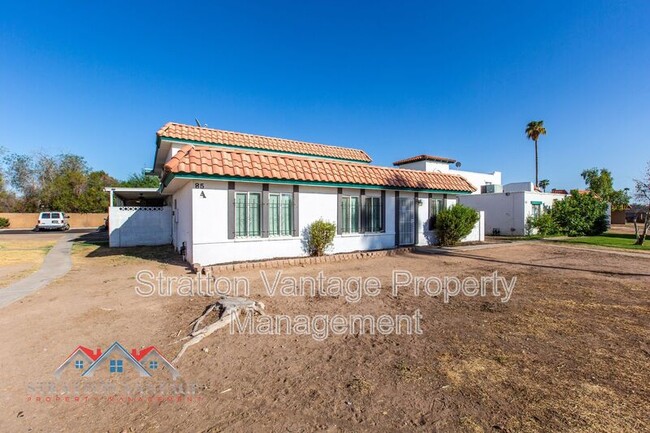 Building Photo - 2132 W Glenrosa Ave