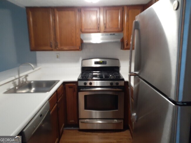 Building Photo - 170 Governors Dr