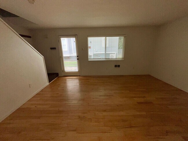Building Photo - N Portland Alberta District! Light & Brigh...