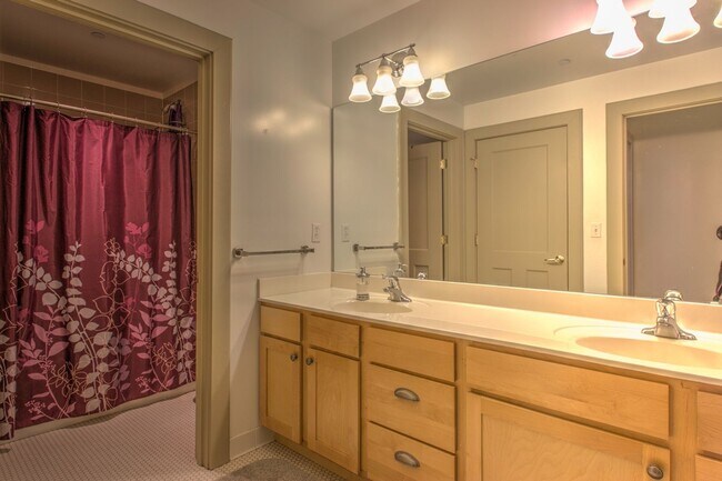 Foto del edificio - Stunning 2-bed, 1 bath apartment near Card...